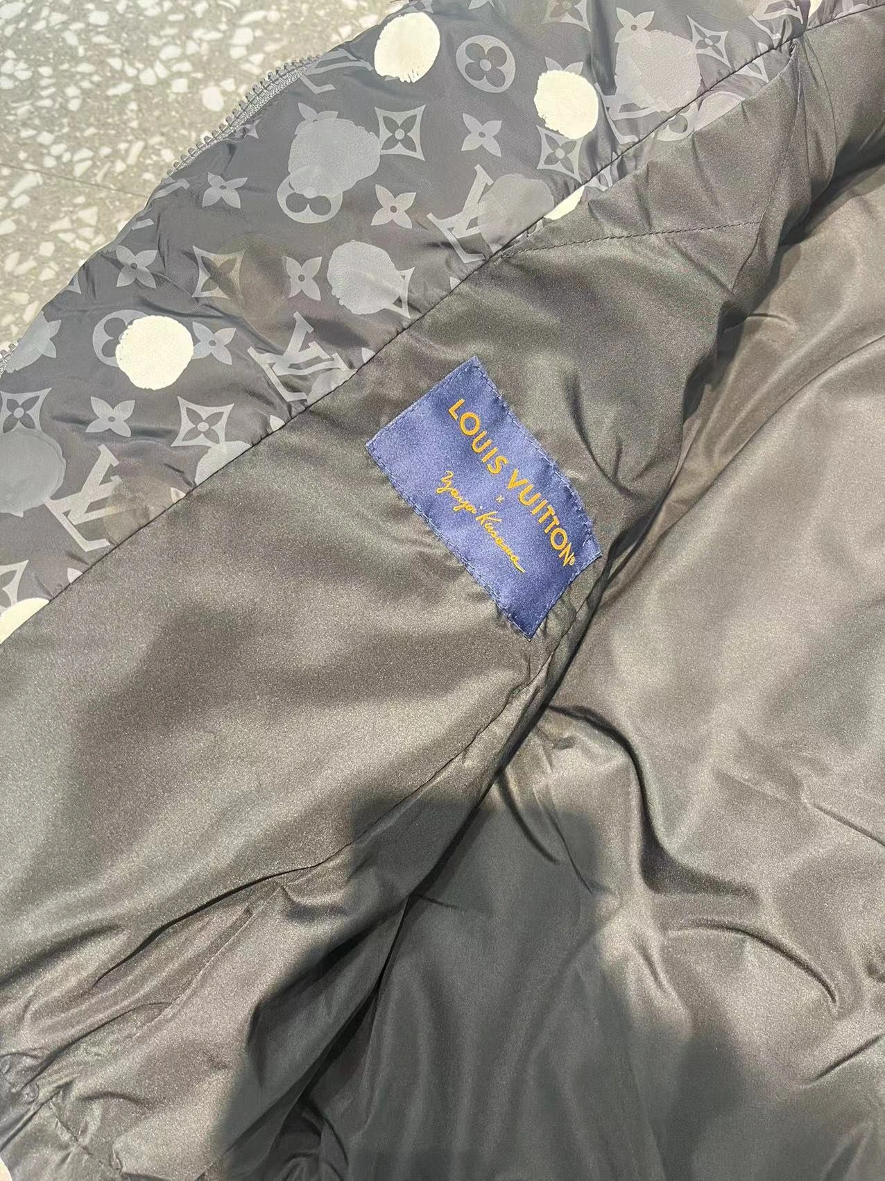 ZipUp Louis Vuitton Down Jackets 139457