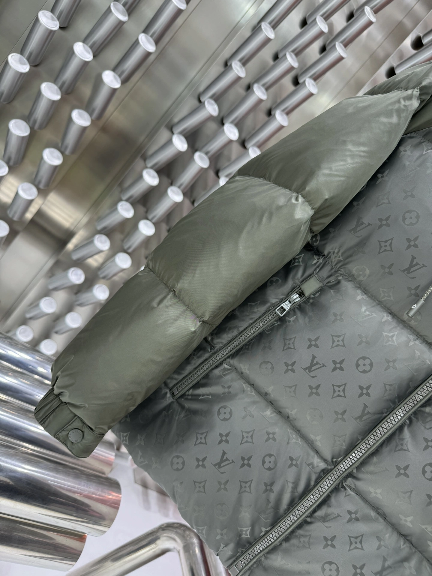 Breathable Louis Vuitton Down Jackets 139453
