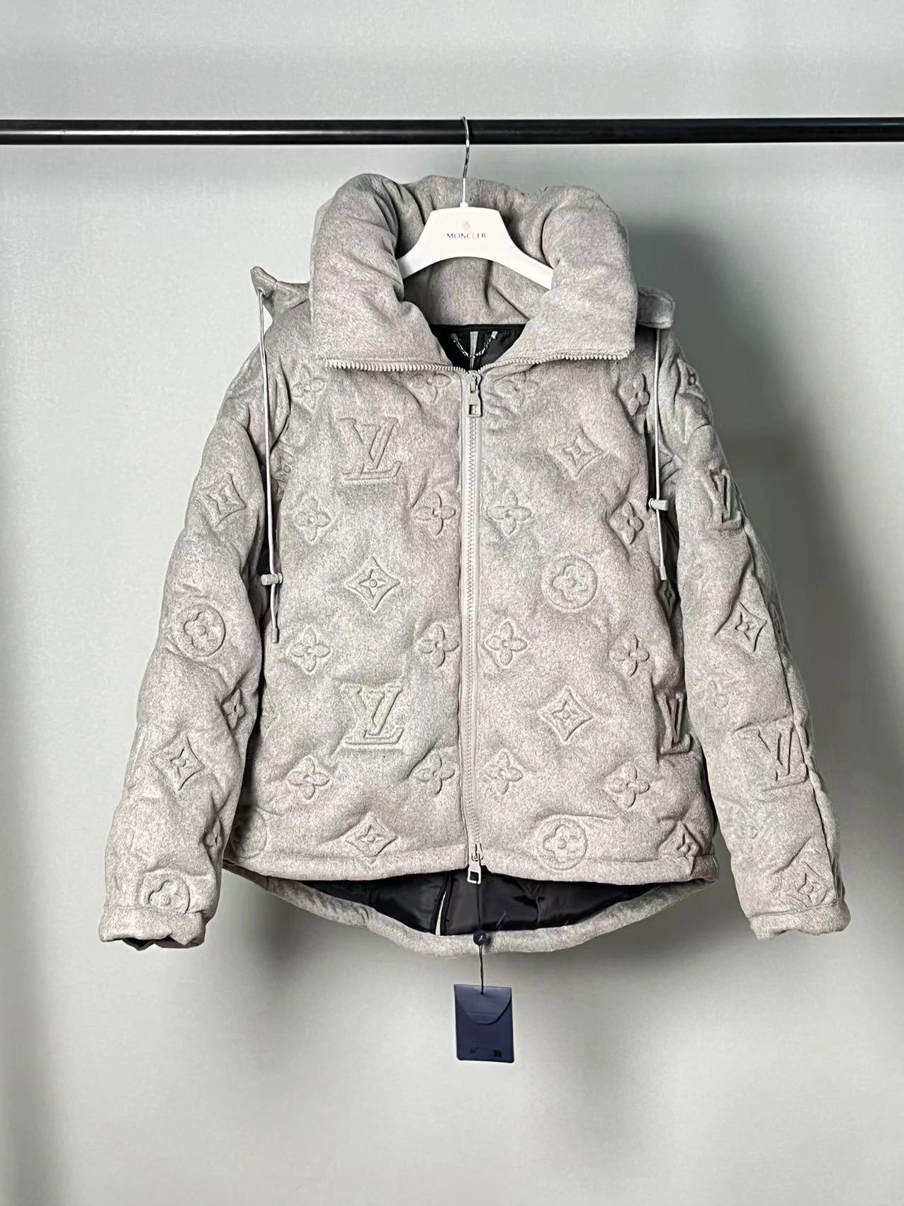 Chic Louis Vuitton Down Jackets 139445