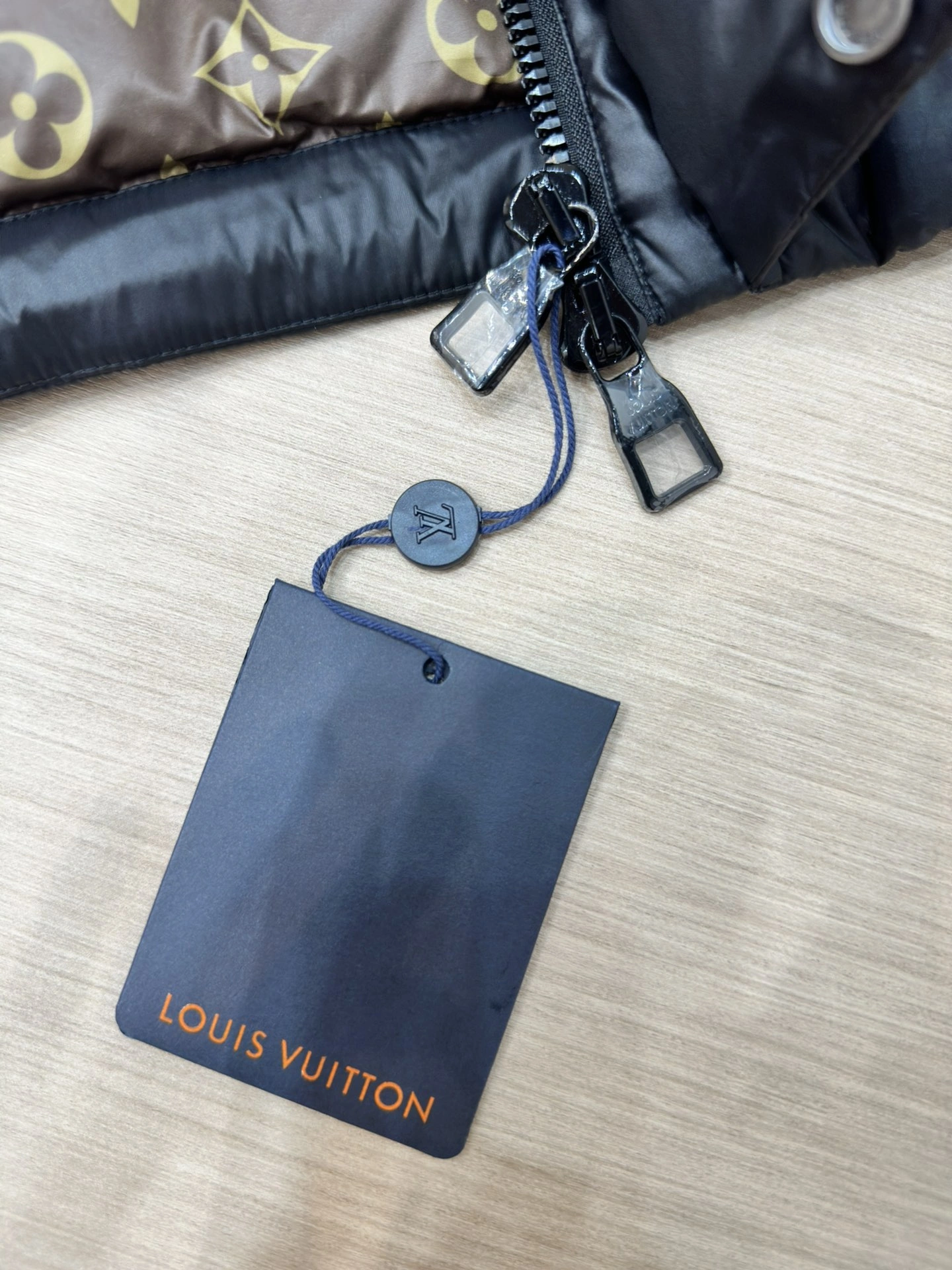 Stretchable Louis Vuitton Down Jackets 139430