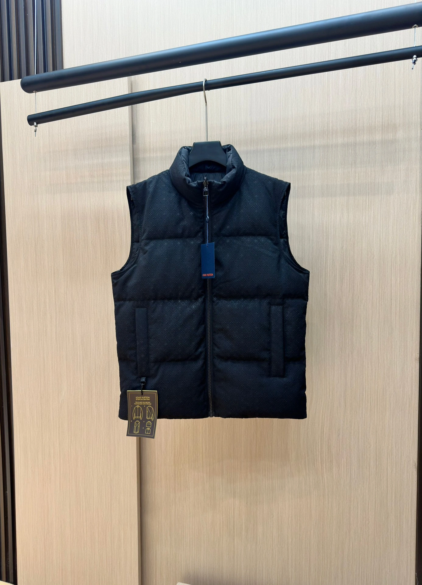 ZipUp Louis Vuitton Down Jackets 139422