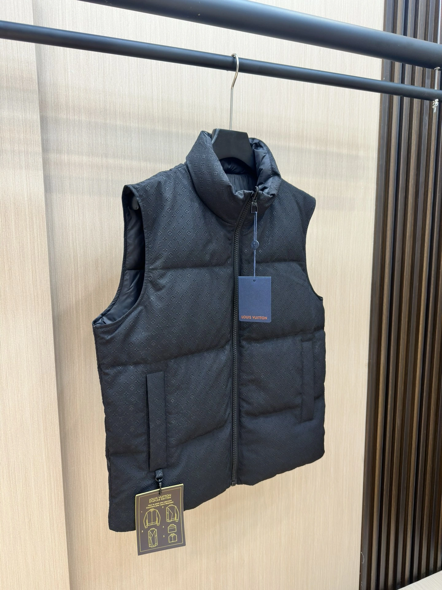 ZipUp Louis Vuitton Down Jackets 139422