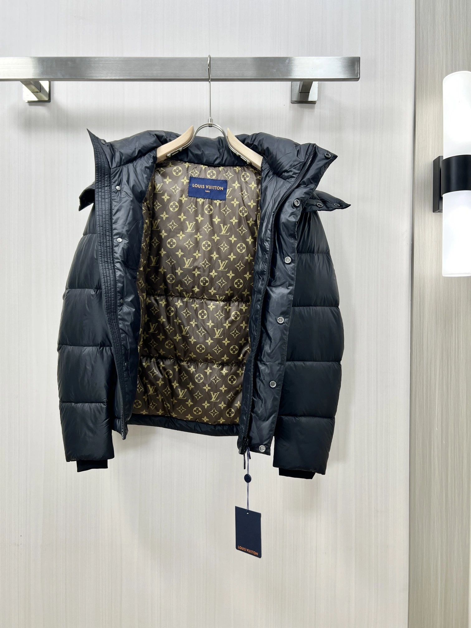 WaterResistant Louis Vuitton Down Jackets 139414