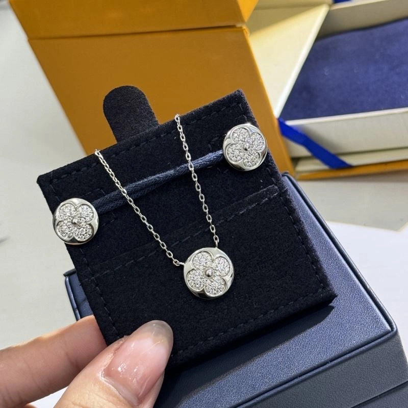 Louis Vuitton Earrings OnTrend 251405