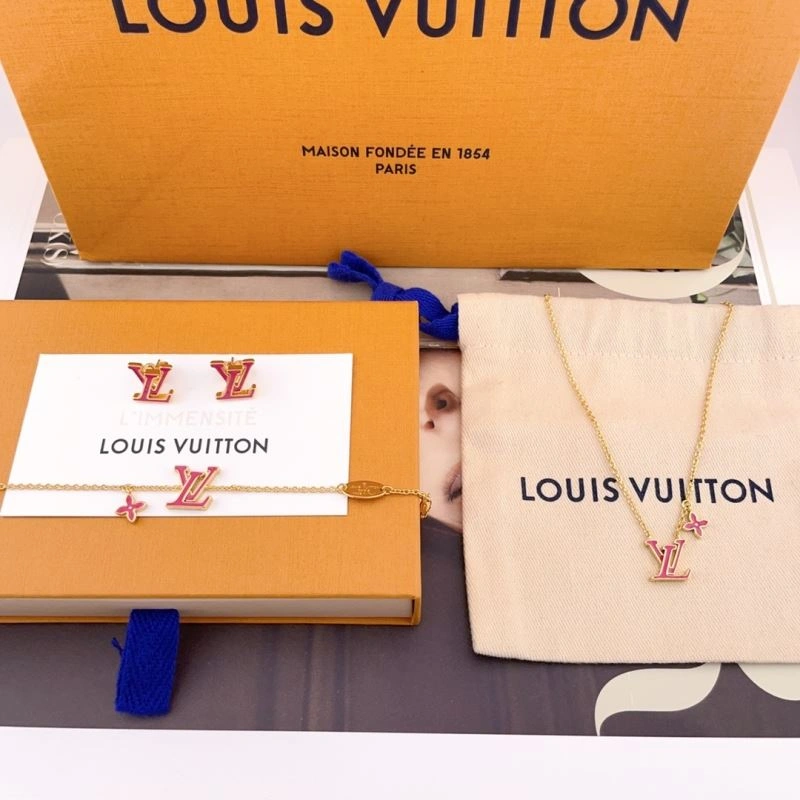 EyeCatching Louis Vuitton Earrings 251254