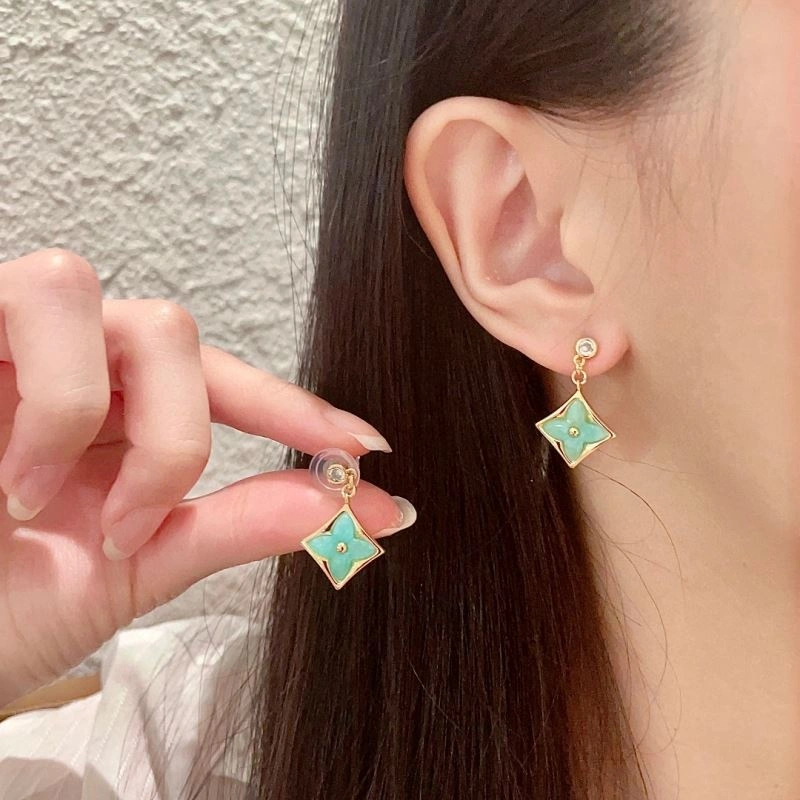 EyeCatching Louis Vuitton Earrings 250647