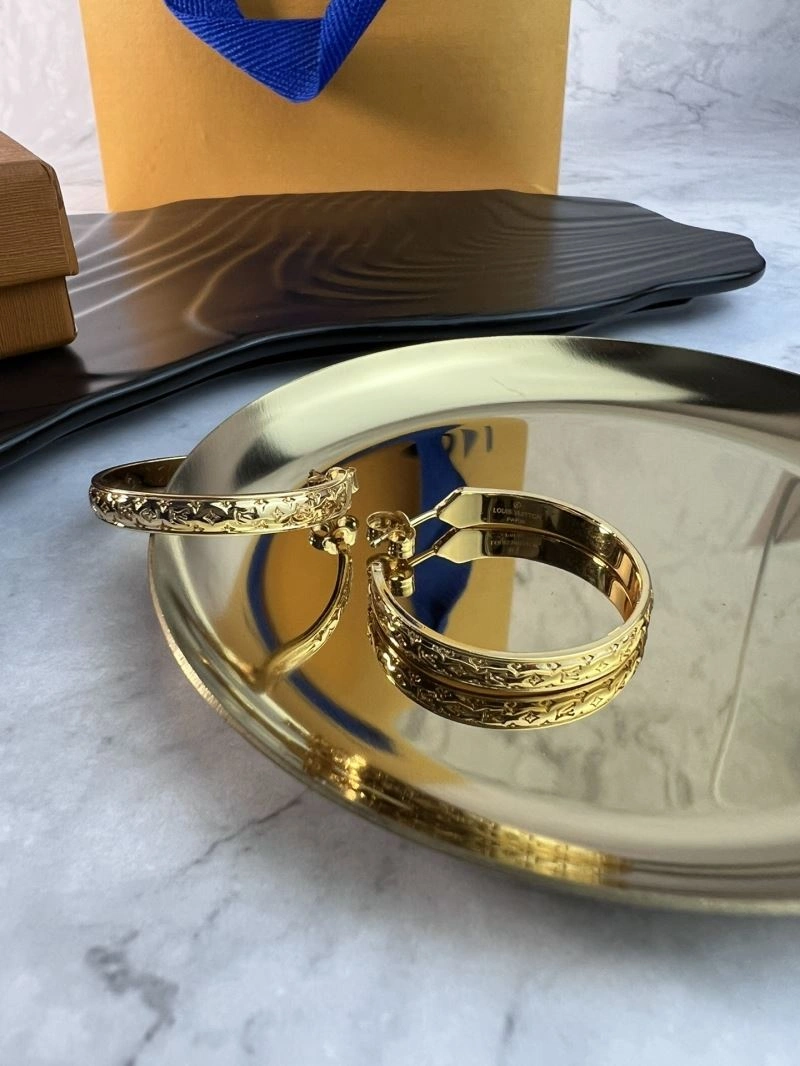 Seasonal Louis Vuitton Earrings 250629