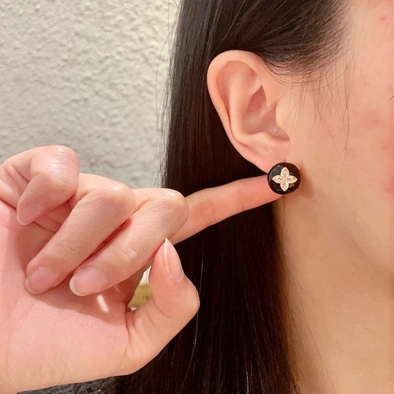 Louis Vuitton Earrings SmoothTexture 250112