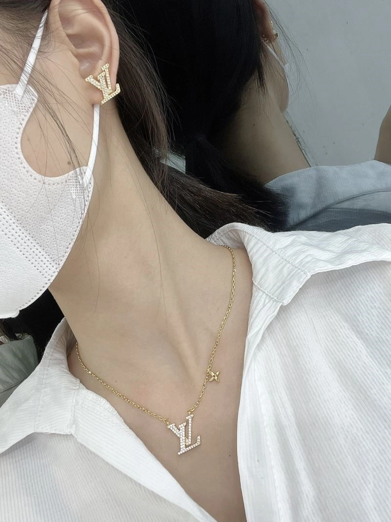 Bright Louis Vuitton Earrings 249804