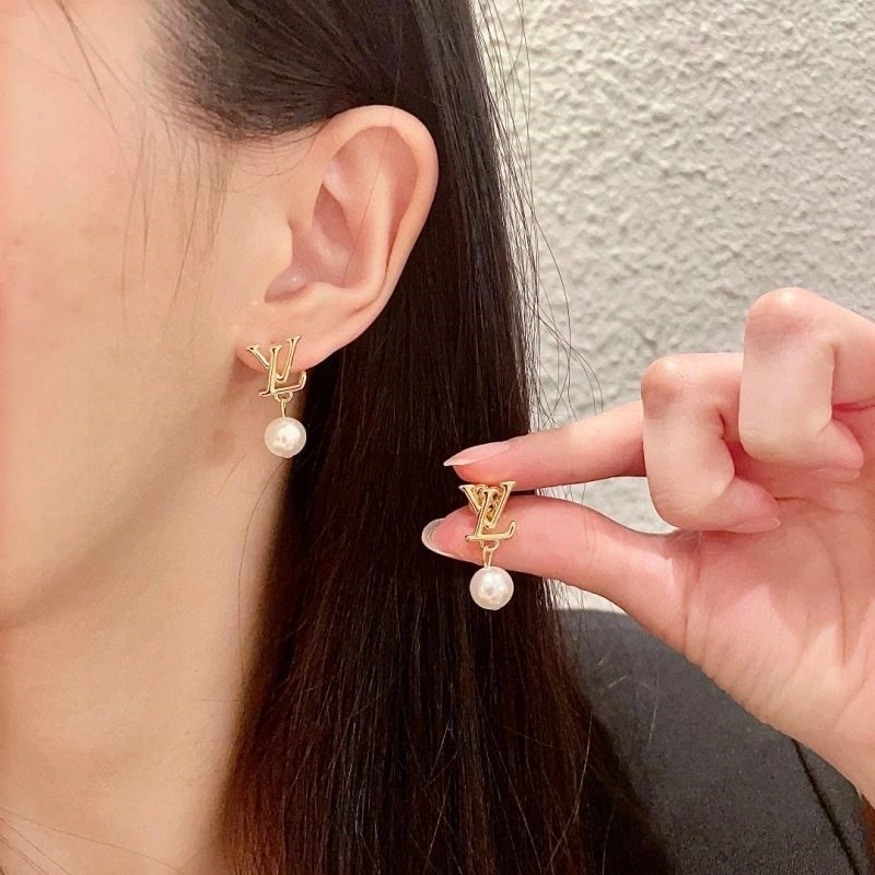 EyeCatching Louis Vuitton Earrings 249420