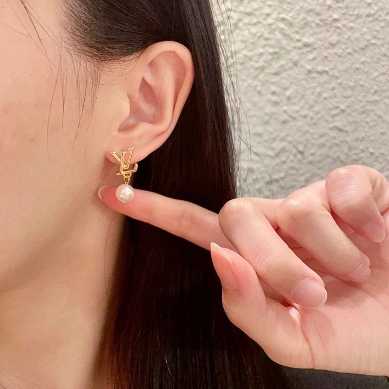 EyeCatching Louis Vuitton Earrings 249420