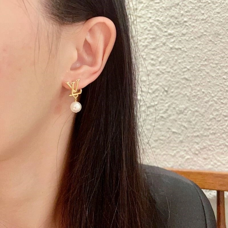 EyeCatching Louis Vuitton Earrings 249420