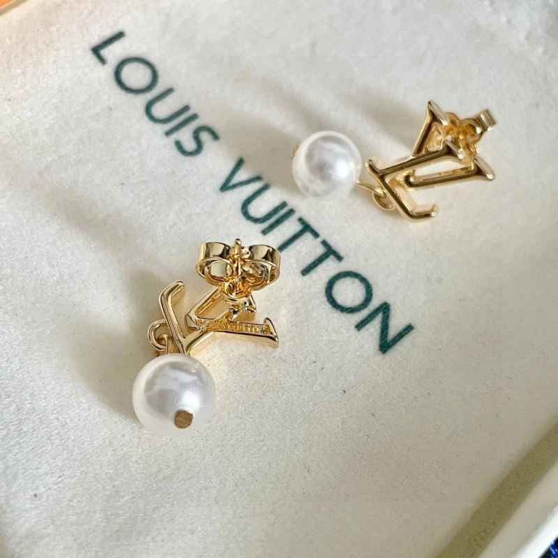 EyeCatching Louis Vuitton Earrings 249420