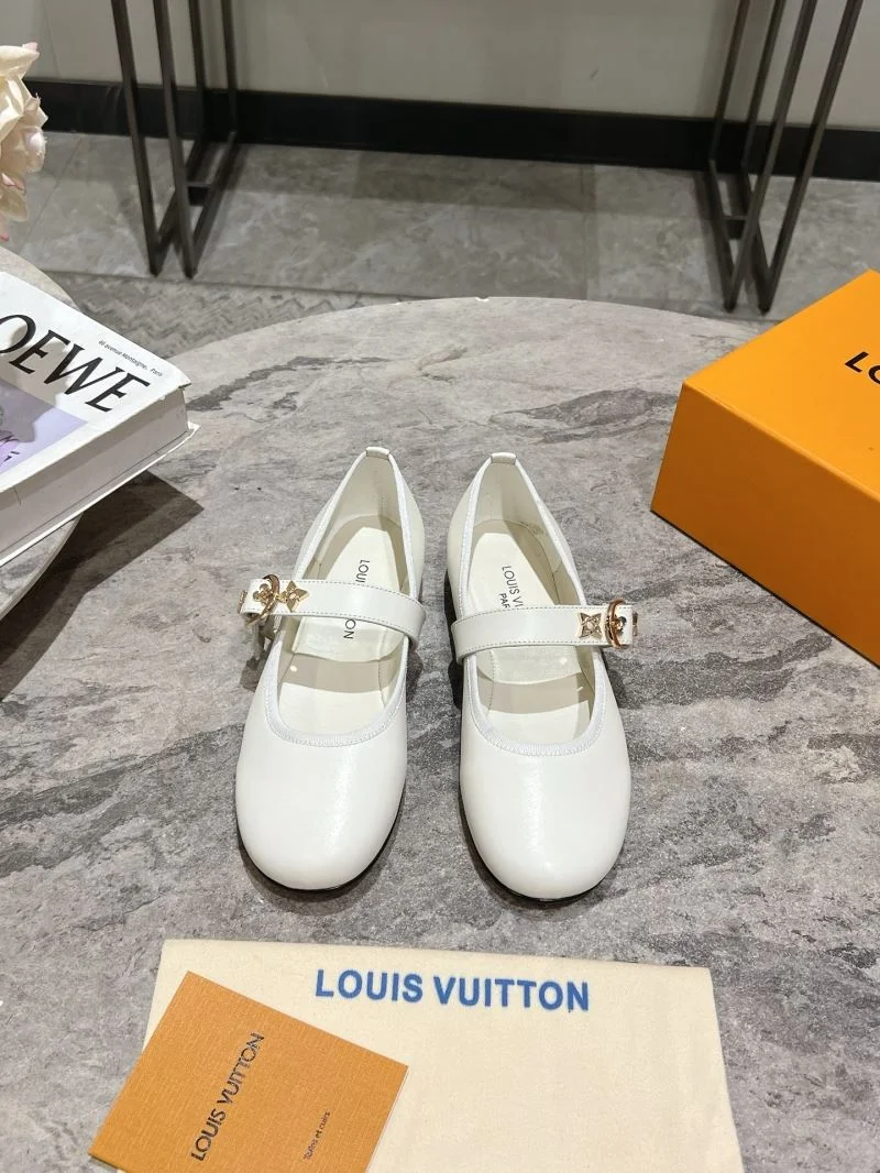 Fashionable Louis Vuitton Flat Shoes 32389