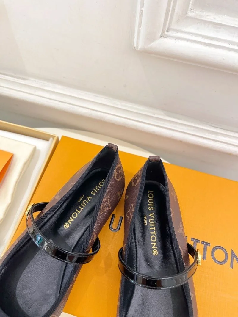 RelaxedFit Louis Vuitton Flat Shoes 31319