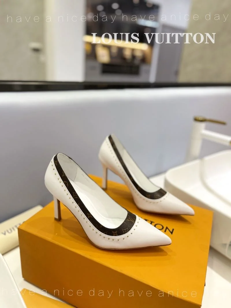 Minimalist Louis Vuitton Heeled Shoes 31963