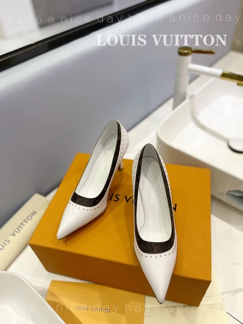 Minimalist Louis Vuitton Heeled Shoes 31963