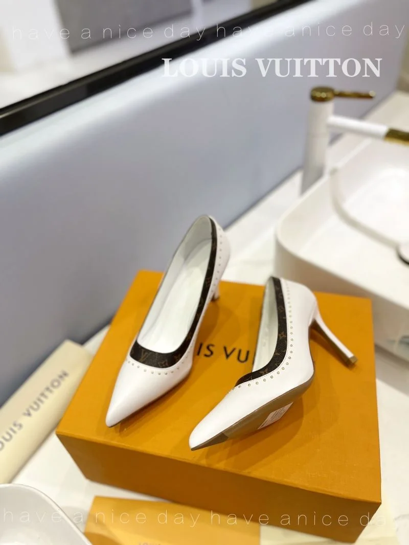 Minimalist Louis Vuitton Heeled Shoes 31963