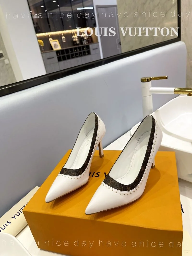 Minimalist Louis Vuitton Heeled Shoes 31963