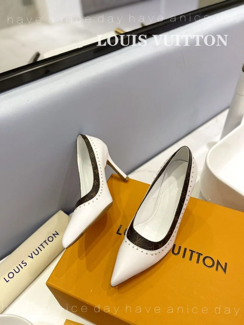 Minimalist Louis Vuitton Heeled Shoes 31963