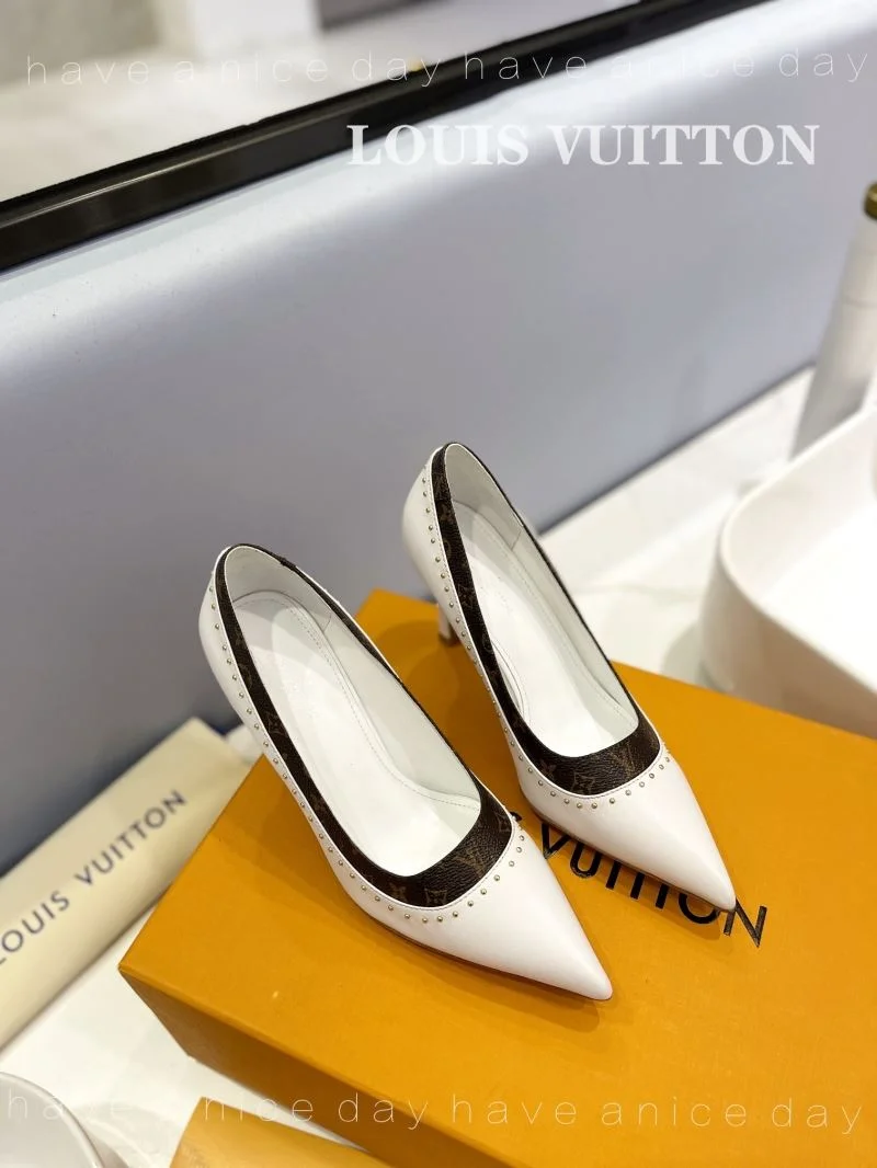 Minimalist Louis Vuitton Heeled Shoes 31963