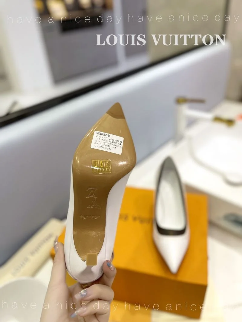 Minimalist Louis Vuitton Heeled Shoes 31963