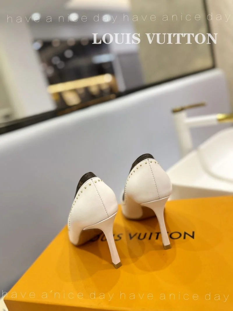 Minimalist Louis Vuitton Heeled Shoes 31963