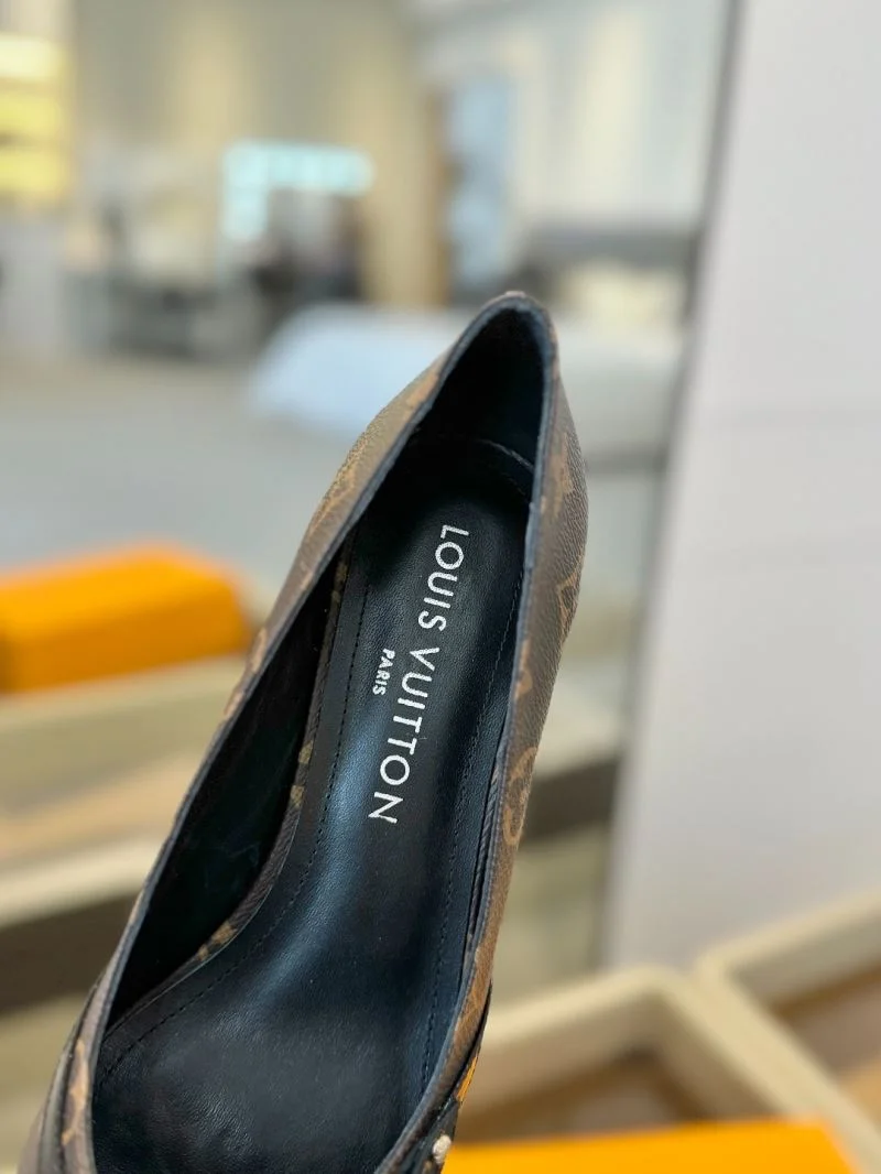 ModernLook Louis Vuitton Heeled Shoes 31948