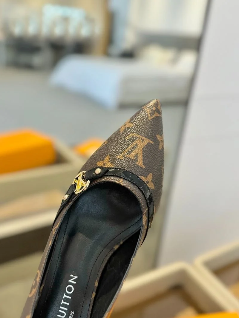 ModernLook Louis Vuitton Heeled Shoes 31948
