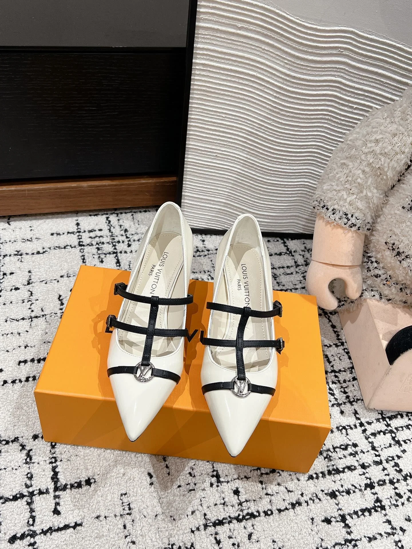 QuickDry Louis Vuitton Heeled Shoes 31237