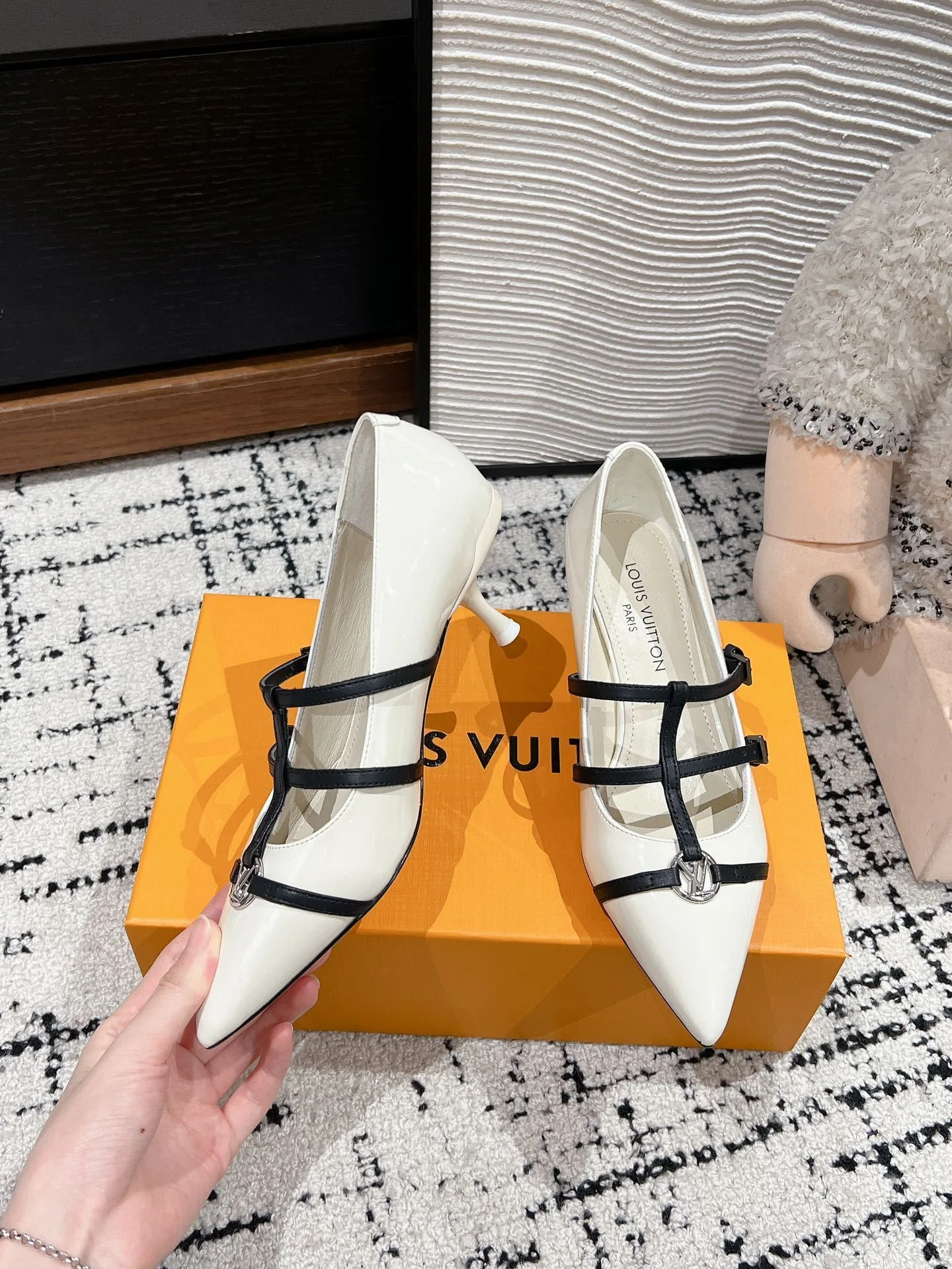 QuickDry Louis Vuitton Heeled Shoes 31237
