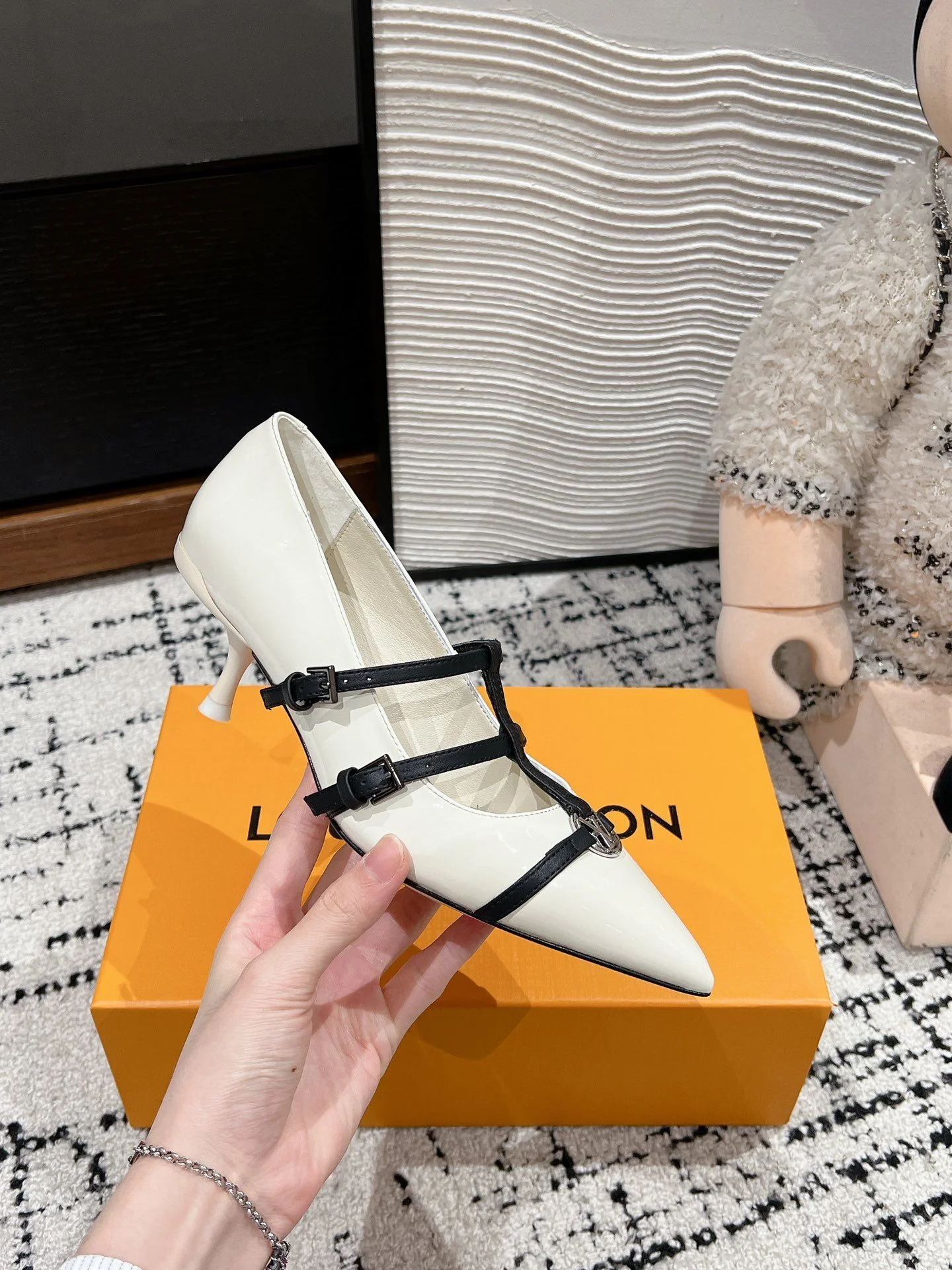 QuickDry Louis Vuitton Heeled Shoes 31237
