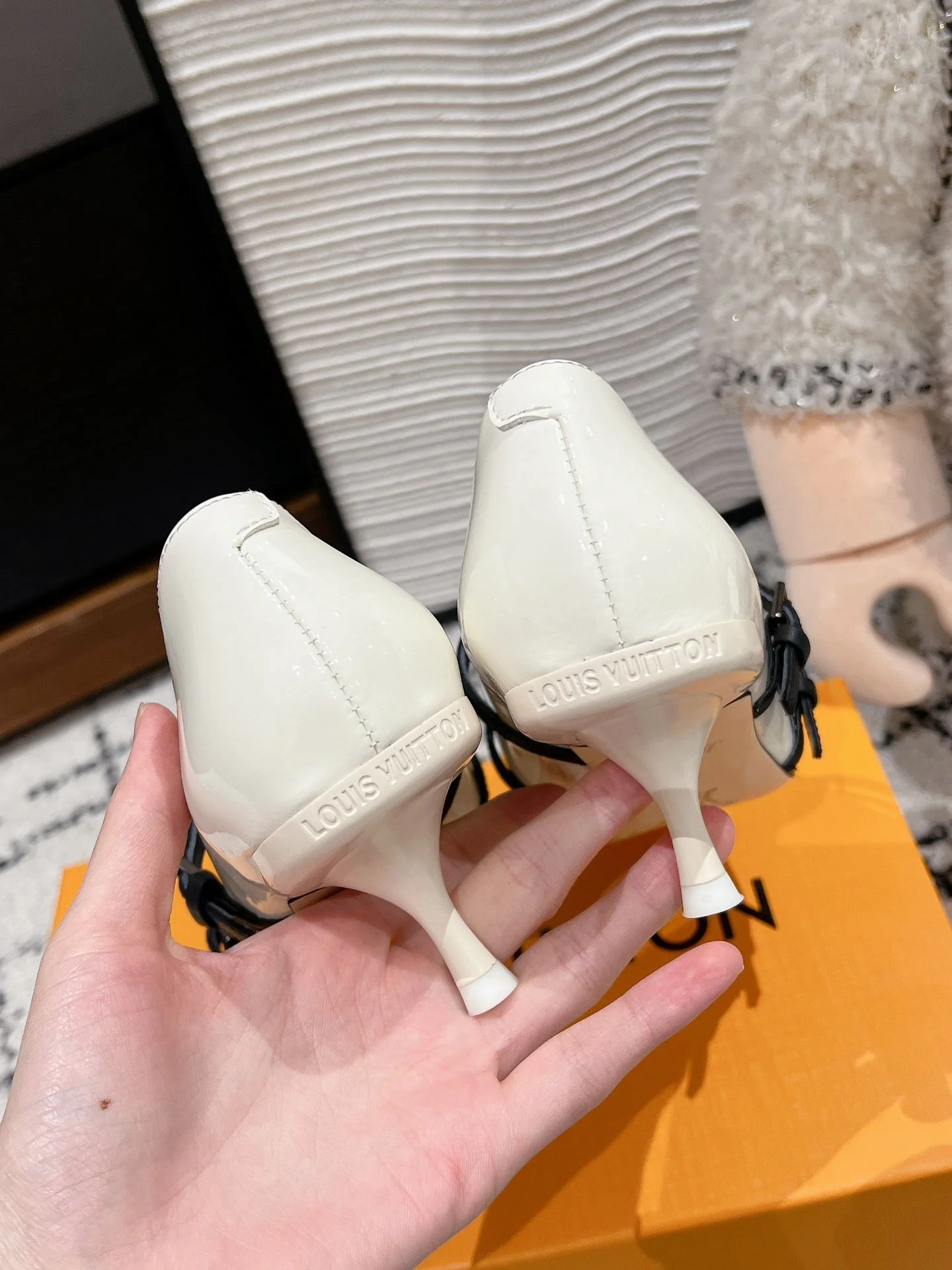 QuickDry Louis Vuitton Heeled Shoes 31237