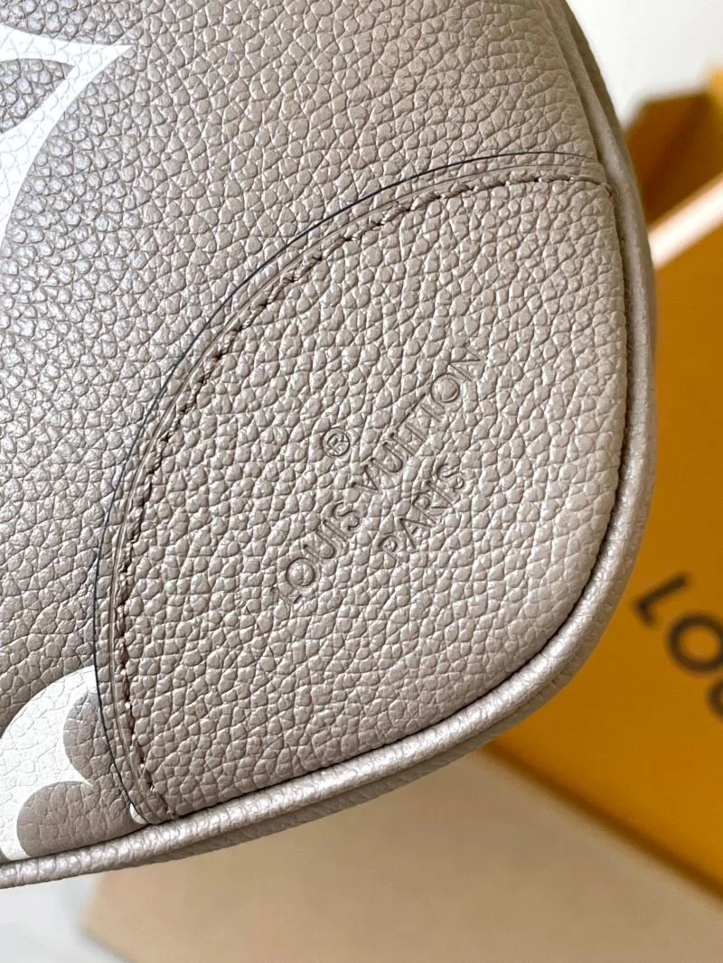 Seasonal Louis Vuitton Hobo Bags 41196