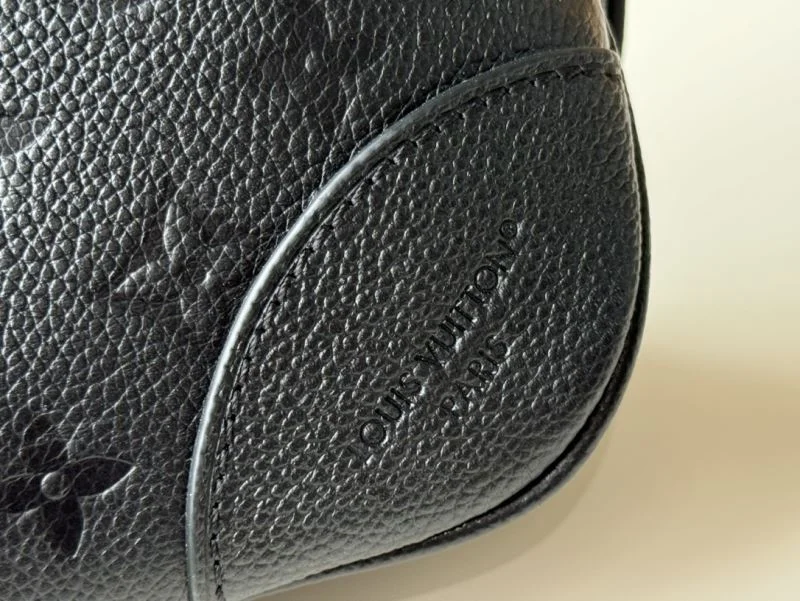 Louis Vuitton Hobo Bags Minimalist 49187