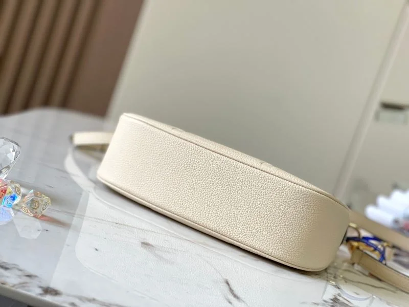 FashionForward Louis Vuitton Hobo Bags 39781