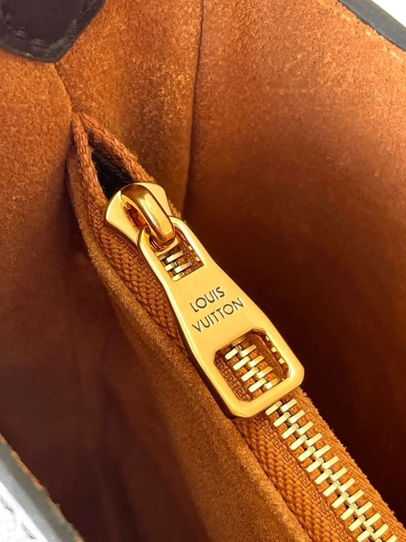 EyeCatching Louis Vuitton Hobo Bags 39270
