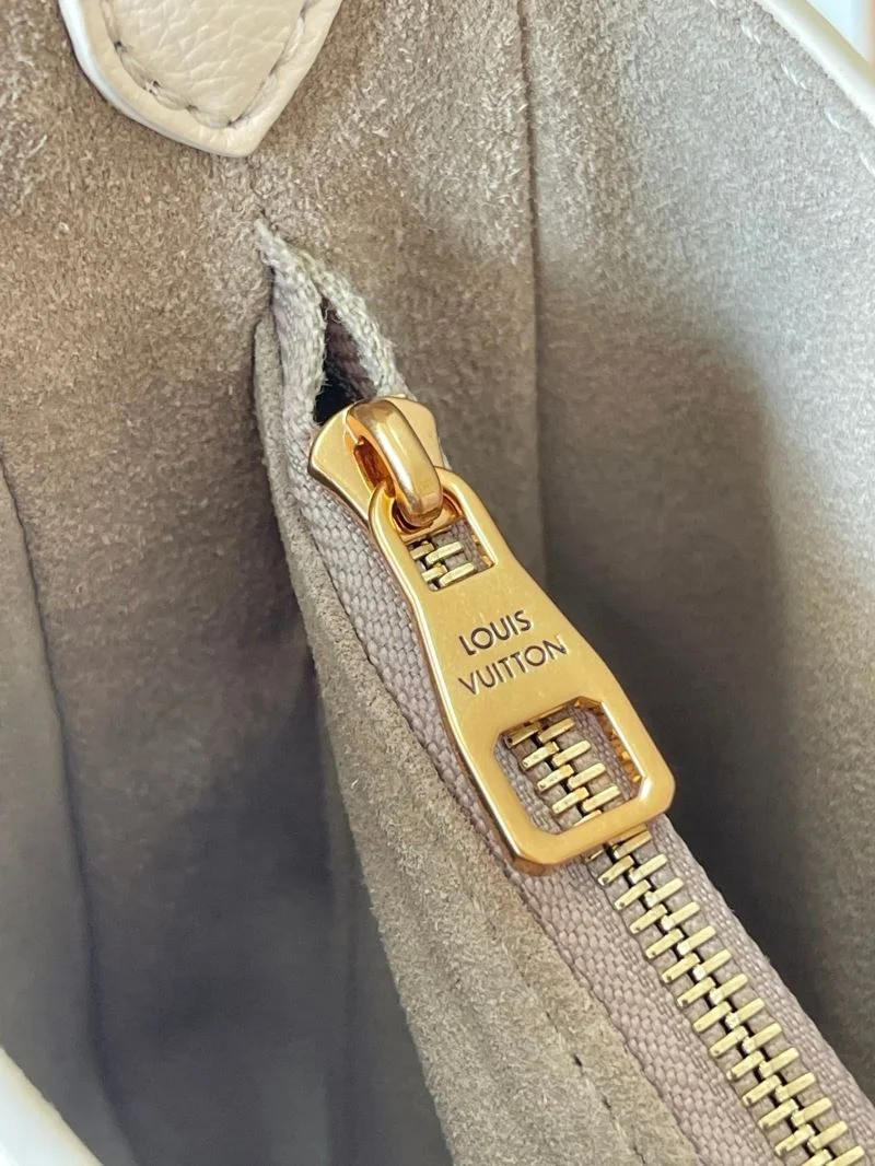 Thermal Louis Vuitton Hobo Bags 39269