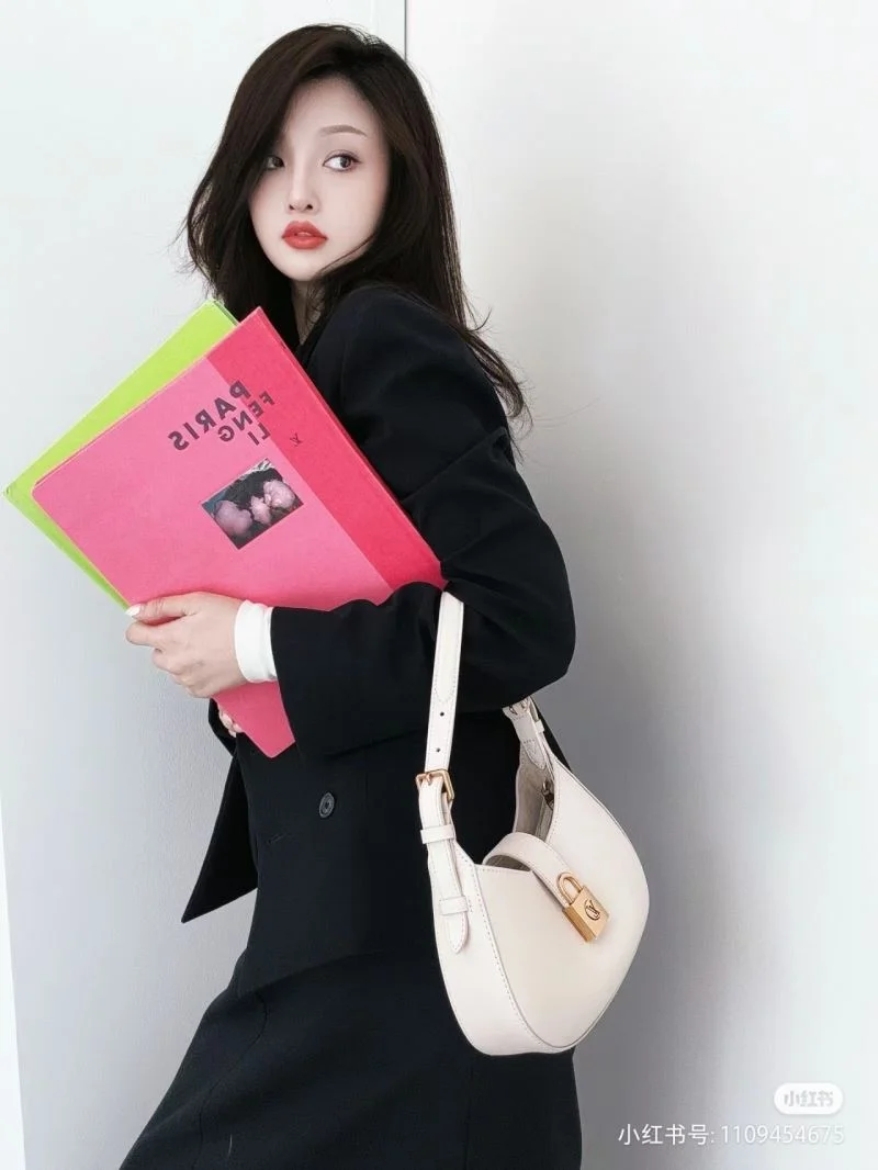 Thermal Louis Vuitton Hobo Bags 39269