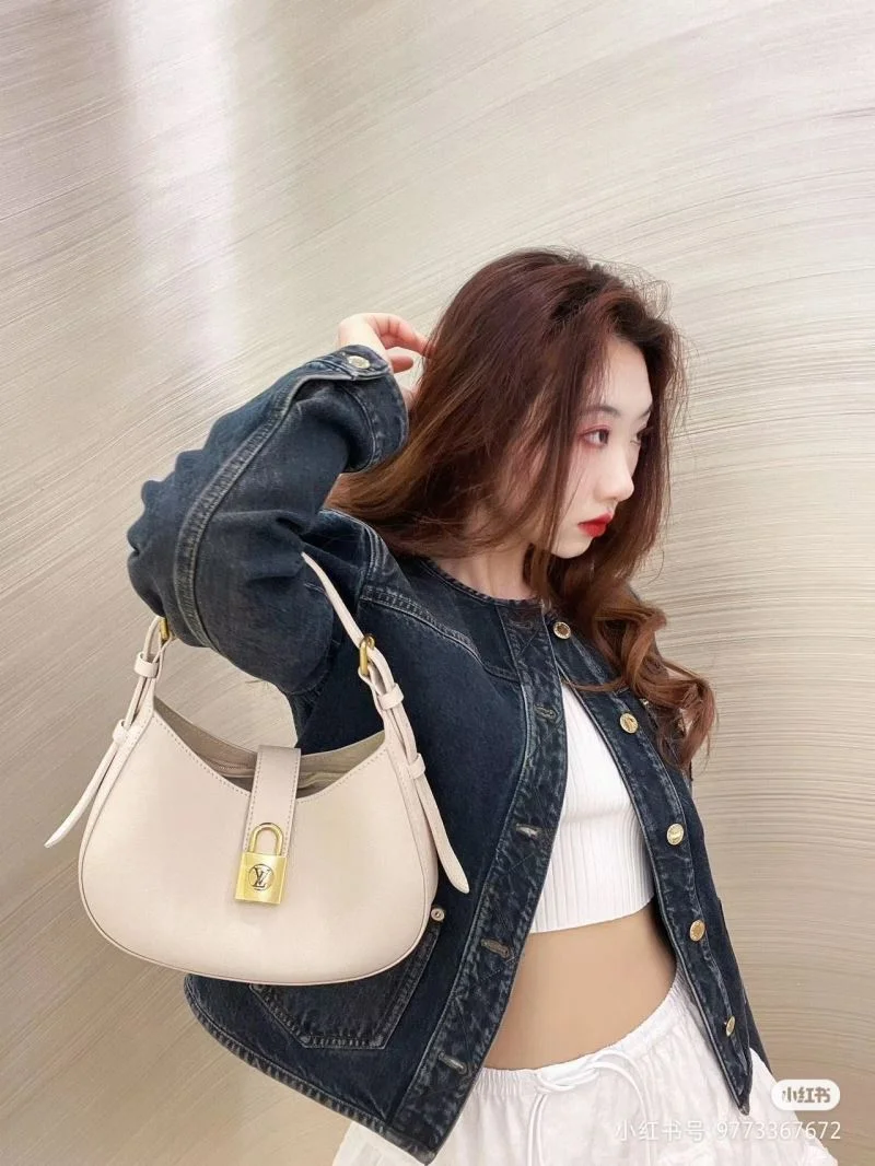 Thermal Louis Vuitton Hobo Bags 39269