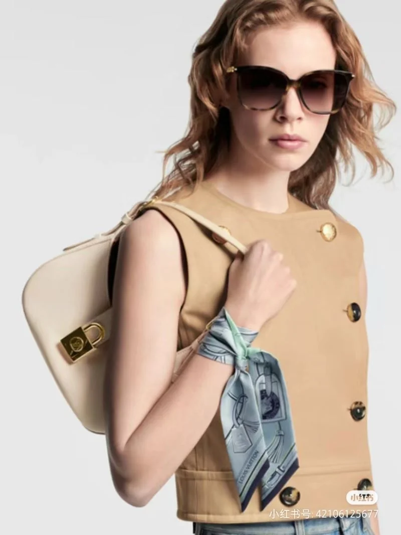 Thermal Louis Vuitton Hobo Bags 39269