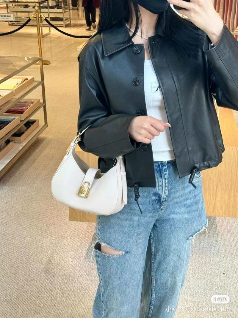 Thermal Louis Vuitton Hobo Bags 39269