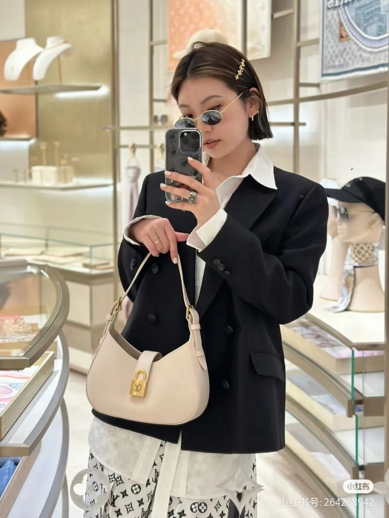 Thermal Louis Vuitton Hobo Bags 39269