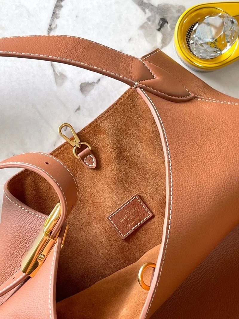 Bold Louis Vuitton Hobo Bags 39266