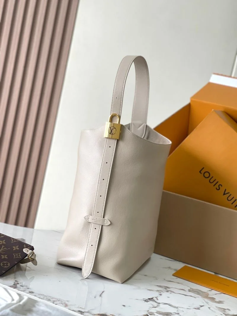 Louis Vuitton Hobo Bags Chic 39247