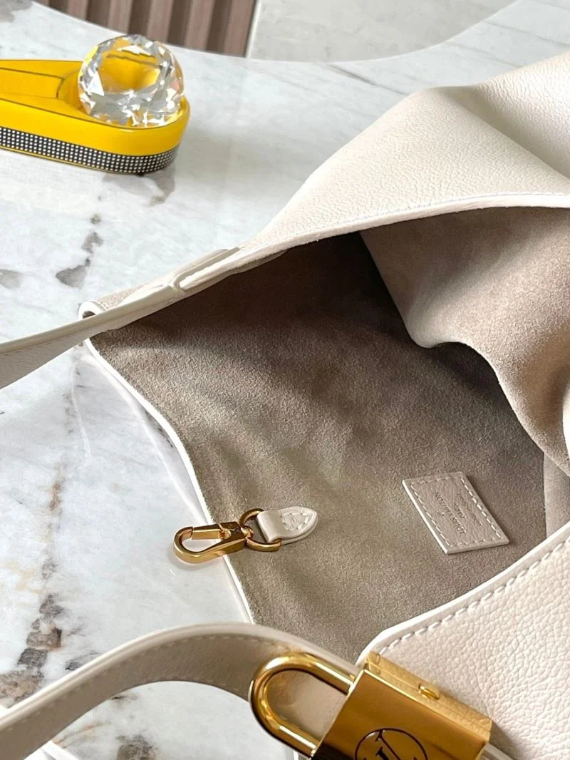 Louis Vuitton Hobo Bags Chic 39247