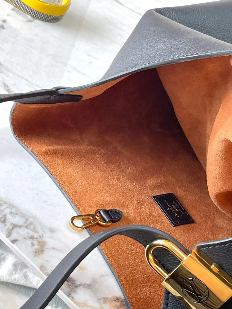 Soft Louis Vuitton Hobo Bags 39265