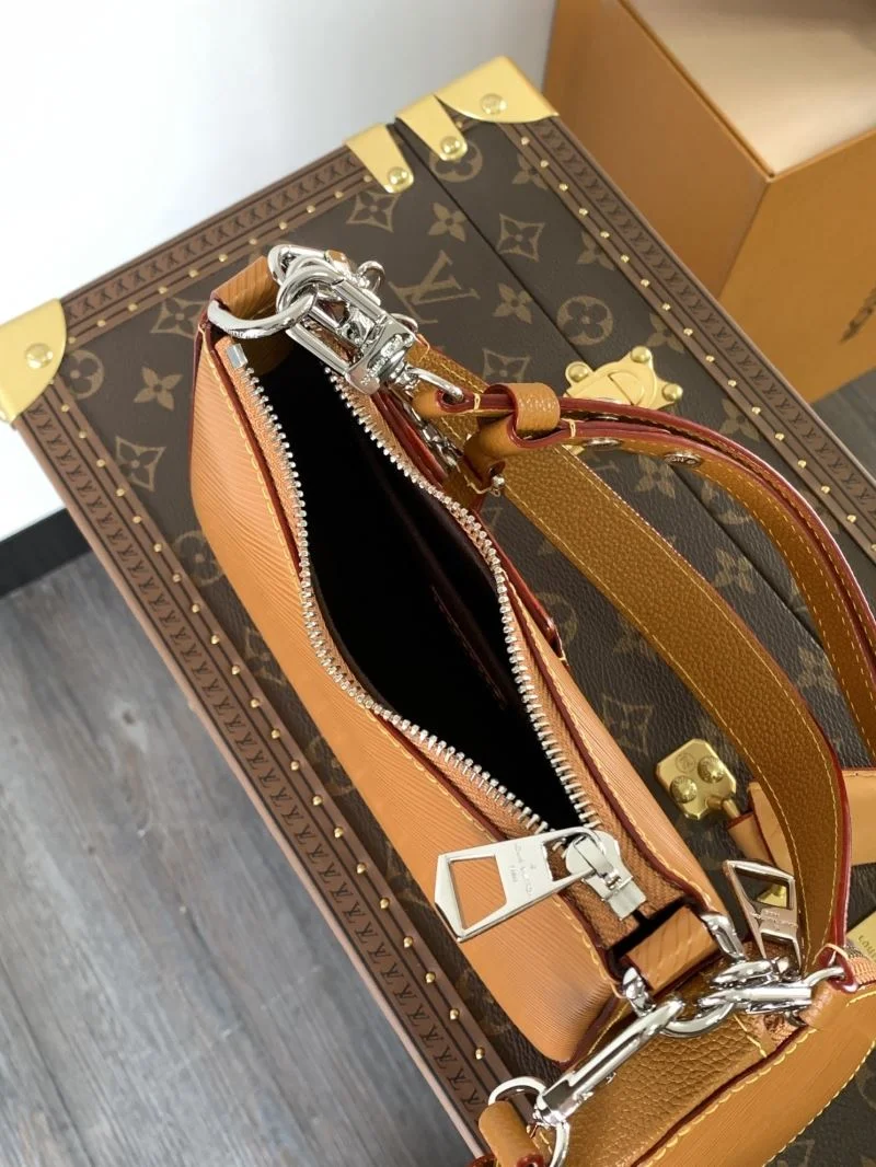 Unisex Louis Vuitton Hobo Bags 39256