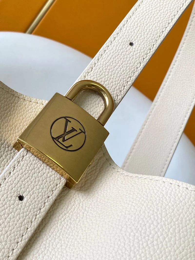 Louis Vuitton Hobo Bags Bright 39239