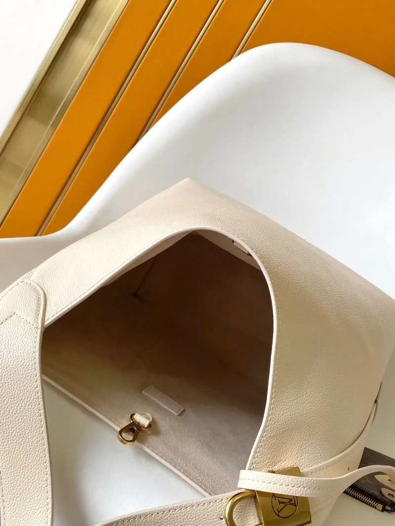 Louis Vuitton Hobo Bags Bright 39239